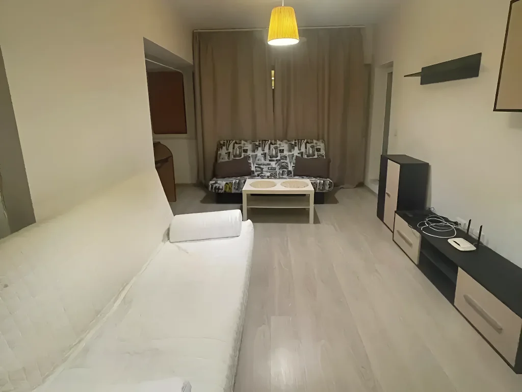 inchiriere apartament Sector 5 București living cu canapea albă